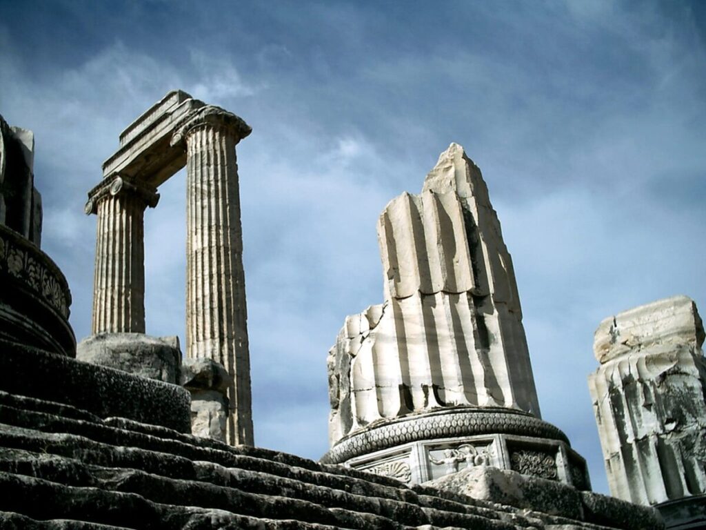 Oracolo di Delfi: come funzionava davvero il tempio di Apollo Oracolo di Delfi: come funzionava davvero il tempio di Apollo