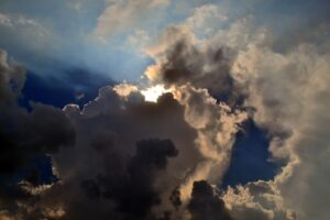 Perché le nuvole temporalesche sono scure? La scienza dietro ai cieli minacciosi