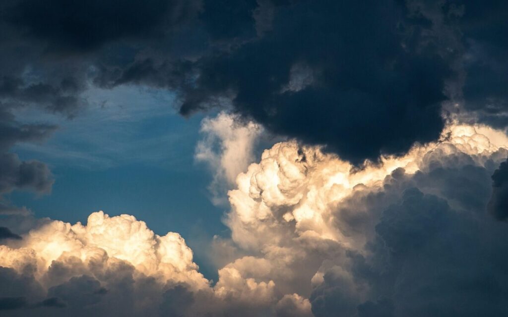 Perché le nuvole temporalesche sono scure? La scienza dietro ai cieli minacciosi Perché le nuvole temporalesche sono scure? La scienza dietro ai cieli minacciosi