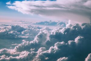 Perché le nuvole restano sospese nel cielo?