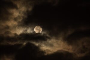 La Luna piena rovina il sonno? Lo studio svizzero che riapre il dibattito