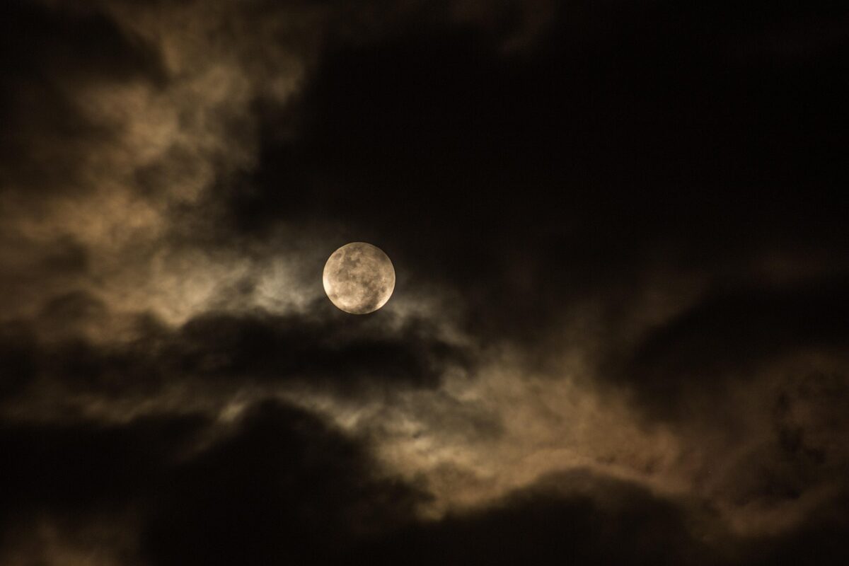 La Luna piena rovina il sonno? Lo studio svizzero che riapre il dibattito