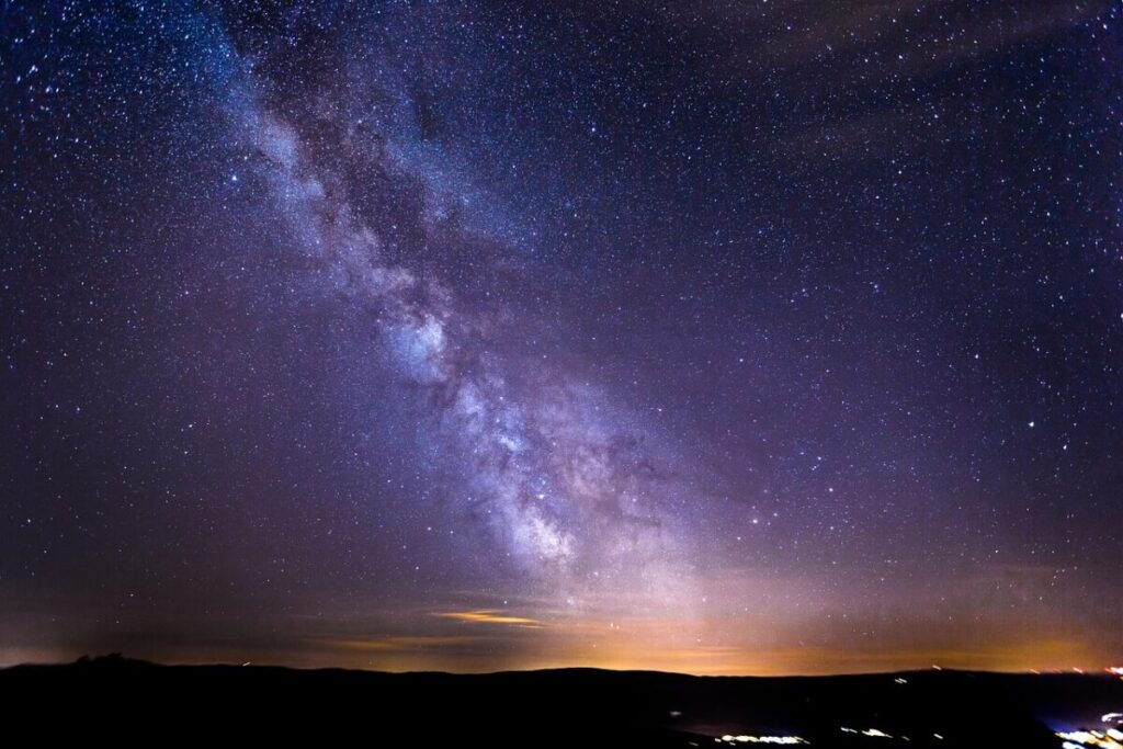 Sciami meteorici: cosa sono davvero le “stelle cadenti” che illuminano il cielo estivo Sciami meteorici: cosa sono davvero le “stelle cadenti” che illuminano il cielo estivo