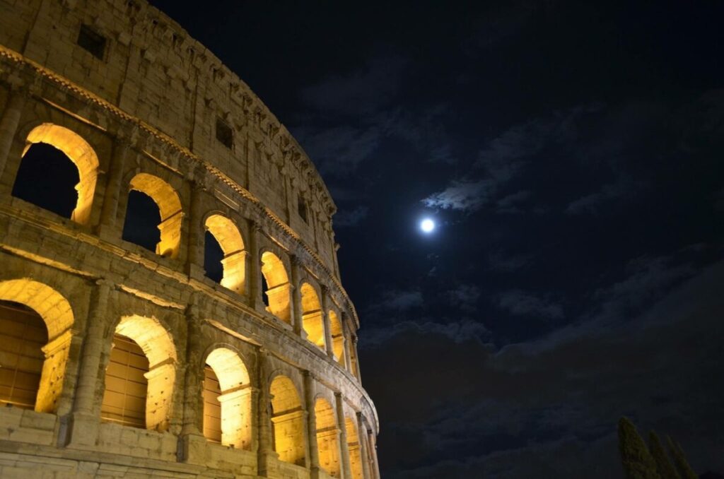 Anche la Luna ha le sue maree: gli effetti invisibili della gravità terrestre