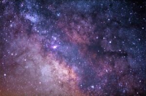 Sciami meteorici: cosa sono davvero le “stelle cadenti” che illuminano il cielo estivo