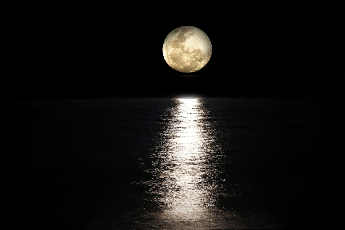Luna blu e miti lunari: cosa c’è di vero tra nascite, insonnia e stranezze?