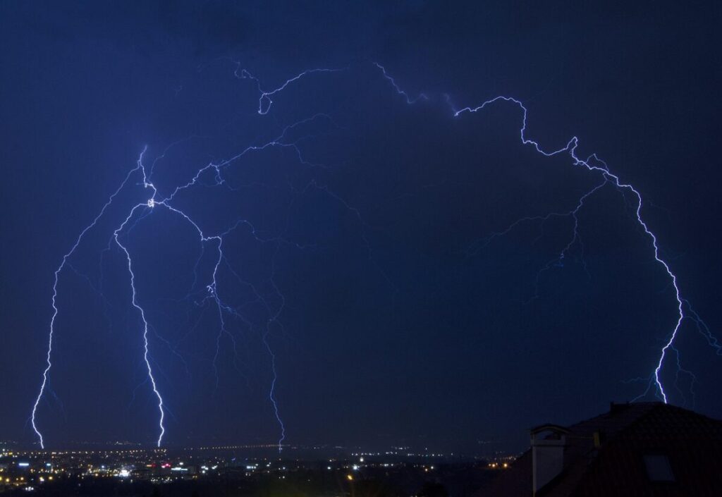 Temporali di calore, cosa sono e perché scoppiano dopo le giornate più calde Temporali di calore, cosa sono e perché scoppiano dopo le giornate più calde