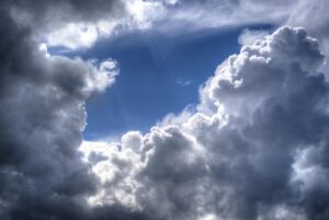 Perché le nuvole cambiano colore? Dalla brillantezza al grigiore, cosa ci dice il cielo