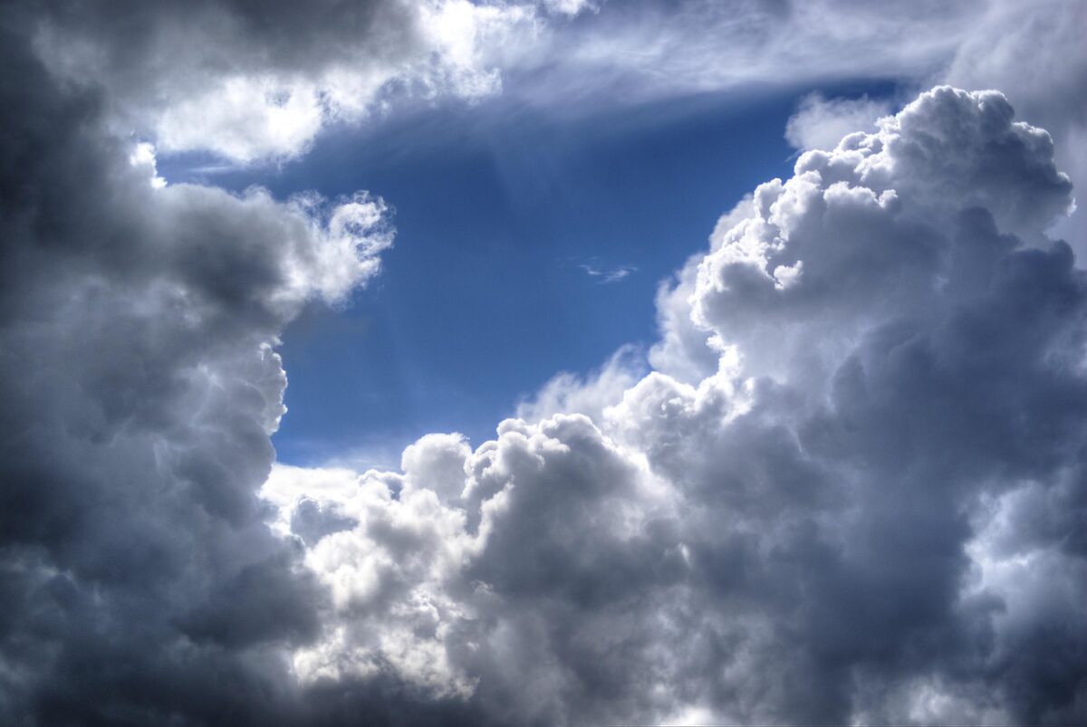 Perché le nuvole cambiano colore? Dalla brillantezza al grigiore, cosa ci dice il cielo