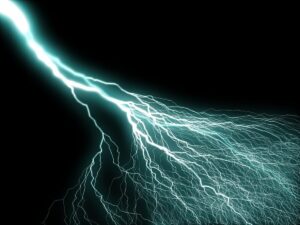 Come nasce un fulmine: il percorso invisibile che accende il cielo