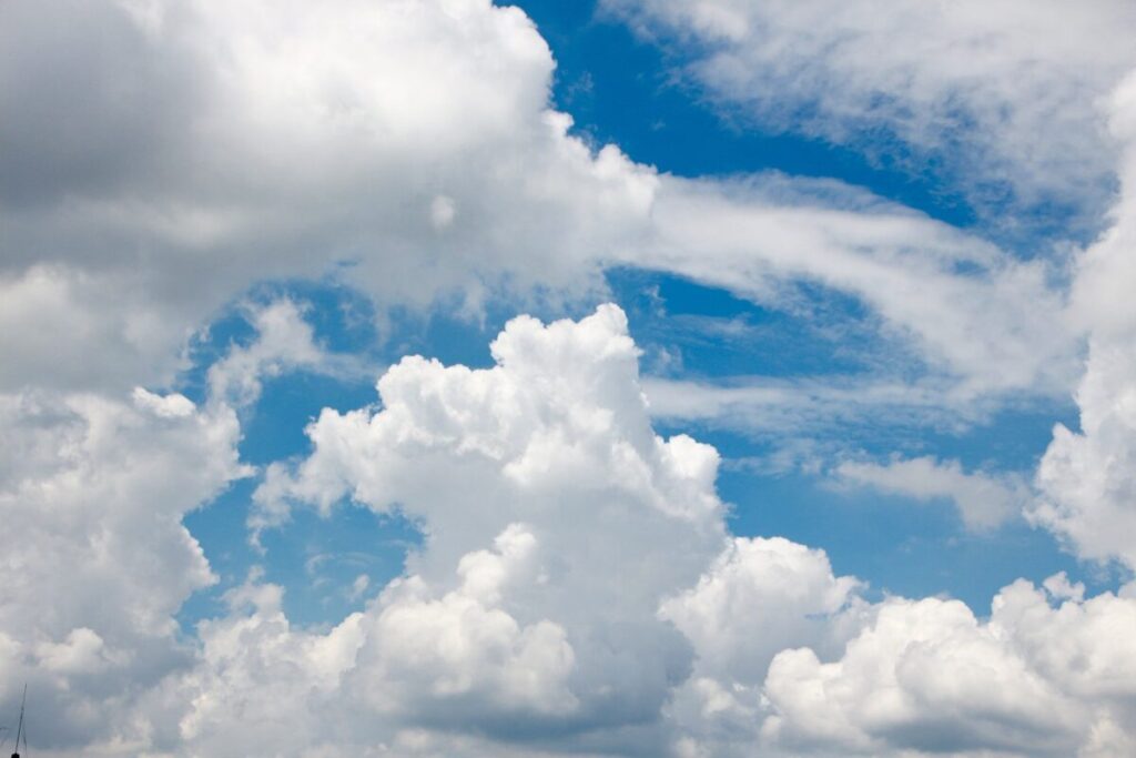 Perché le nuvole restano sospese nel cielo? Perché le nuvole restano sospese nel cielo?