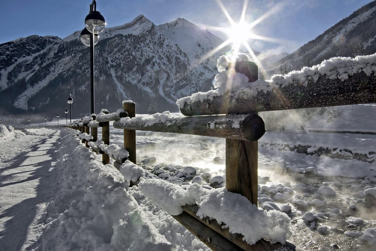 Fiocchi di neve: tutti diversi ma con forma esagonale