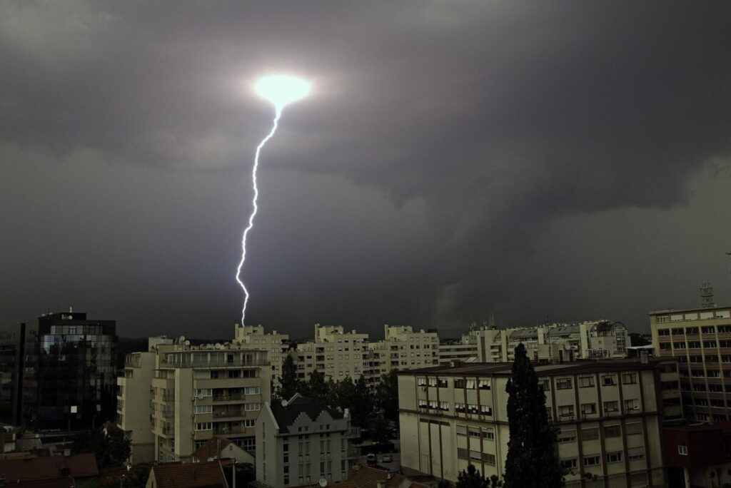 Fulmini e aerei: perché non causano incidenti (quasi) mai