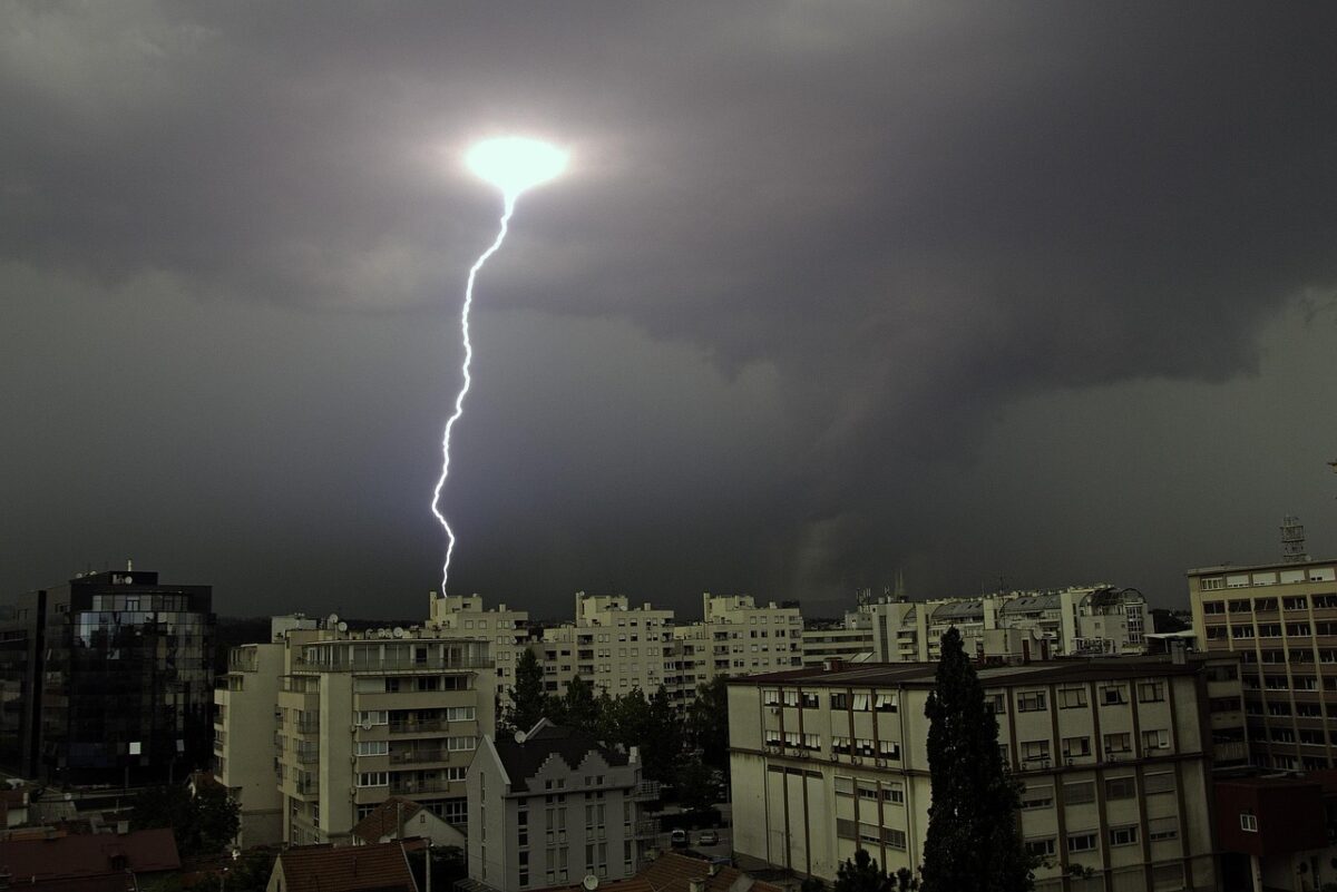 Fulmini e aerei: perché non causano incidenti (quasi) mai