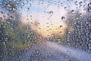 Pioggia Acida e Acqua Piovana: Cosa Scende Davvero dal Cielo?