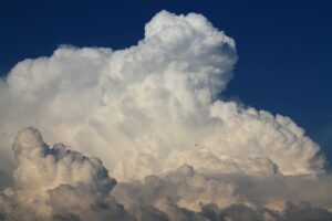 Perché le nuvole non cadono e come si trasformano in pioggia