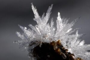 Fiocchi di neve: perché ogni cristallo è unico e perfetto