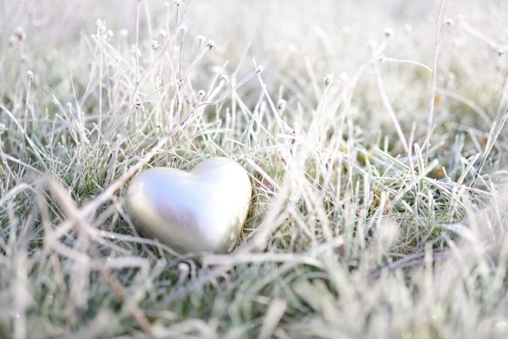 L’inverno mette sotto pressione il cuore: lo studio che svela i rischi stagionali