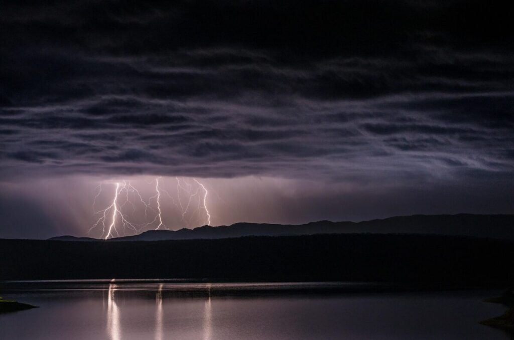 Quando il cielo tuona nella notte: miti e leggende tra folclore e paura