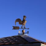 Perché sulle banderuole c’è un gallo? L’antica storia dietro un simbolo (quasi) dimenticato