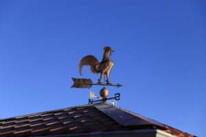 Perché sulle banderuole c’è un gallo? L’antica storia dietro un simbolo (quasi) dimenticato